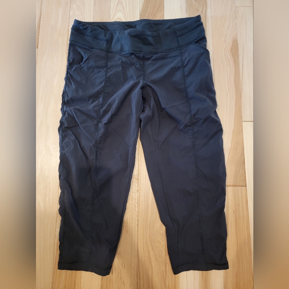 Lucy womens black capris